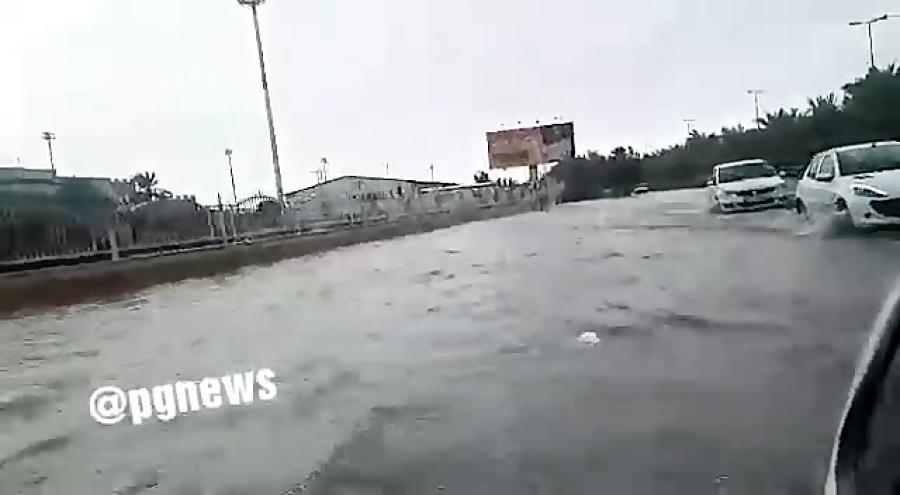 خیابان فرودگاه بوشهر زیر آب رفت