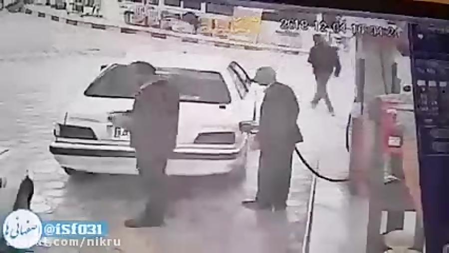 ماشین رو خیلی شیک تو پمپ بنزین دزدید رفت