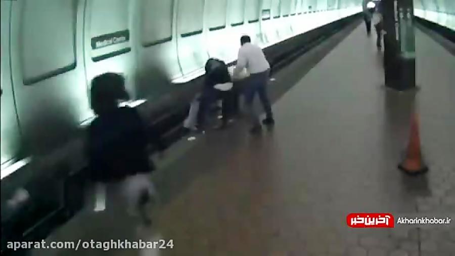 نجات مرد نابینا از مرگ حتمی در ایستگاه مترو