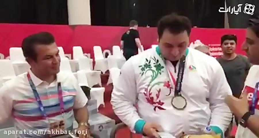 تبریك حمید استیلی به سعید علی حسینی بعد از مدال نقره وزنه برداری